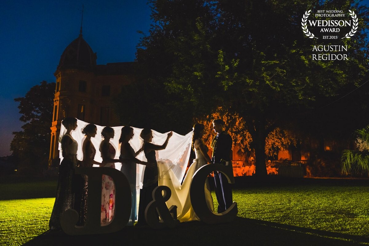 Esta fotografía de la boda de Juan David y Cristina en La Real Escuela Andaluza de Arte Ecuestre de Jerez de la Frontera . Puse un flash a  contraluz y una velocidad lenta para recoger la iluminación del fondo.