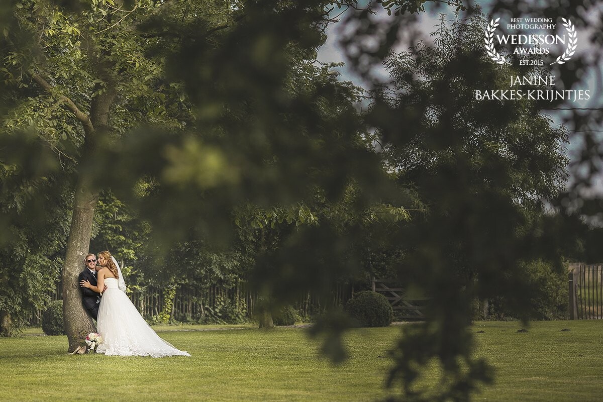 During the wedding of Deborah and Youri there was a nice lawn and tree. Here we have used during their photo shoot.Fortunately the weather gods were on our side!