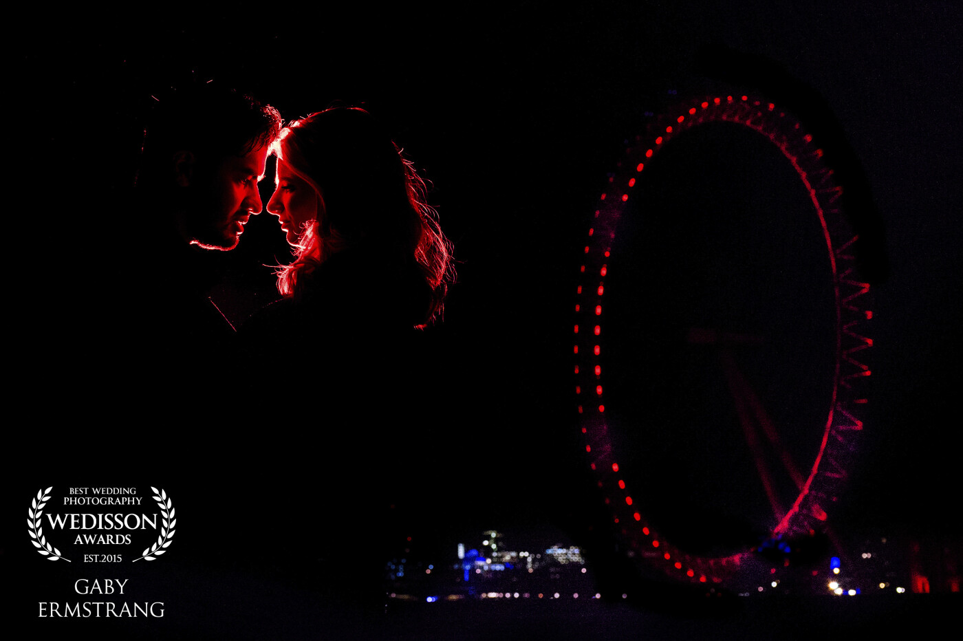 With a destination loveshoot all the way in London. <br />
They loved the London Eye, and so I did photograph them in front of the London Eye with alle kinds of lights and triggers. <br />
<br />
I also fell in love with London AND this couple <3