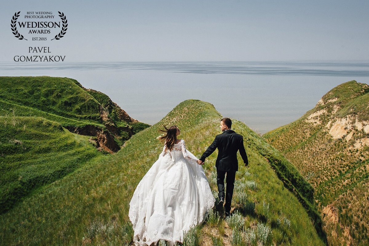 Madly in love, the newlyweds Nikita and Alena. This shot is filmed in one of the most beautiful places in Ukraine. Holding hands, lovers are ready to flee to meet a fresh wind! They are happy!<br />
