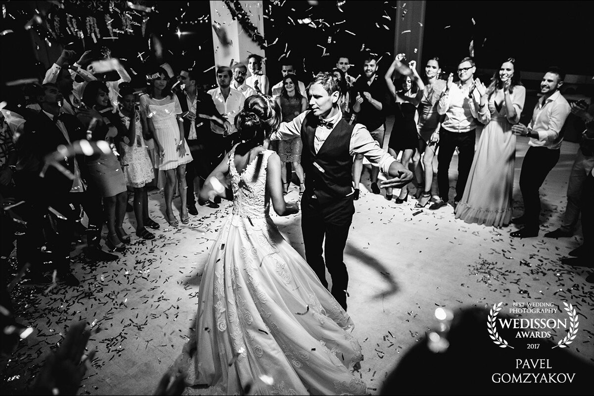 It was not just great, it was a hurricane! The wedding of Harry and Dasha resembled an excellent youth party. Here, absolutely everything, including parents, was sensations of the same age, mood and charge of unrestrained energy. Rock and roll is alive, friends!