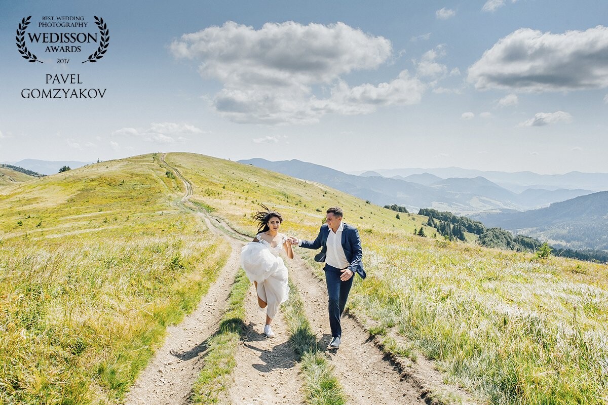 What could be better than running away? Running together in one direction with your loved one is great! Victor and Nadezhda are experiencing an incredible sense of absolute freedom and happiness. The newlyweds are inspired by their feelings, nothing can stop them!