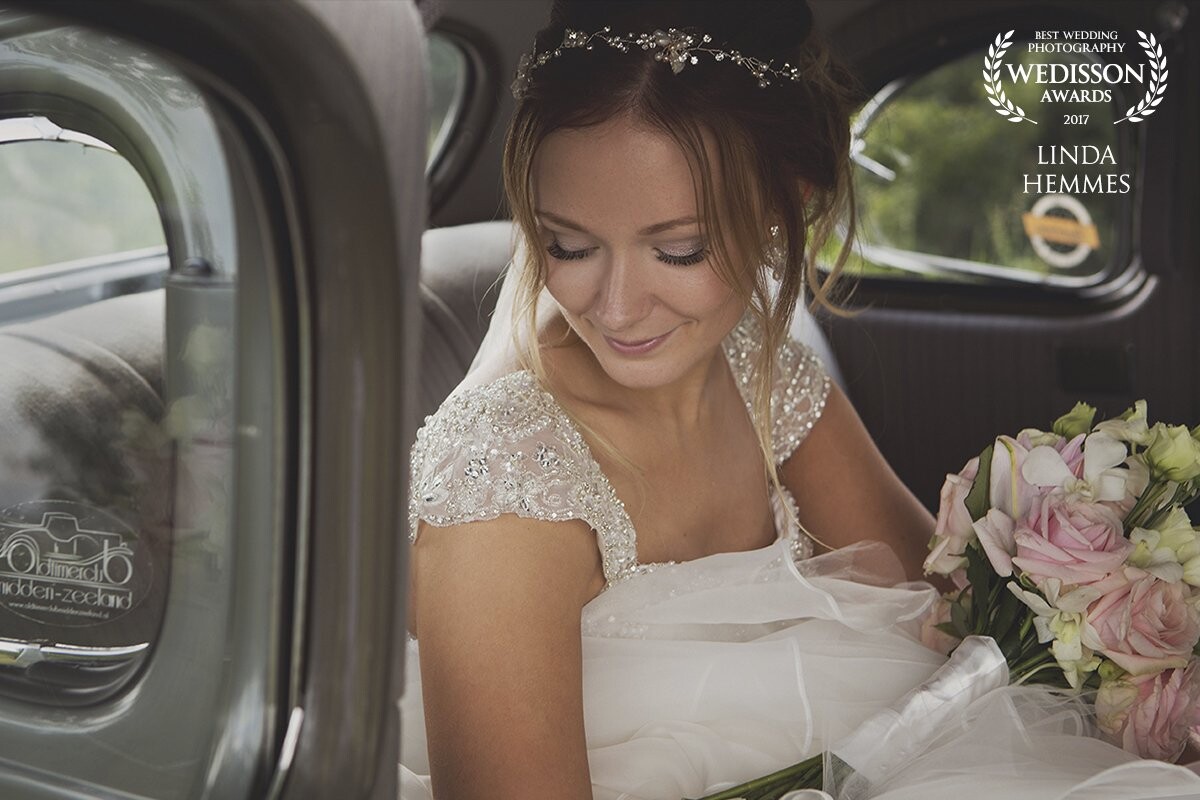 Wauw this beautiful bride just tried to get in the car with het beautiful wedding dress. And than I saw this image! I really love this