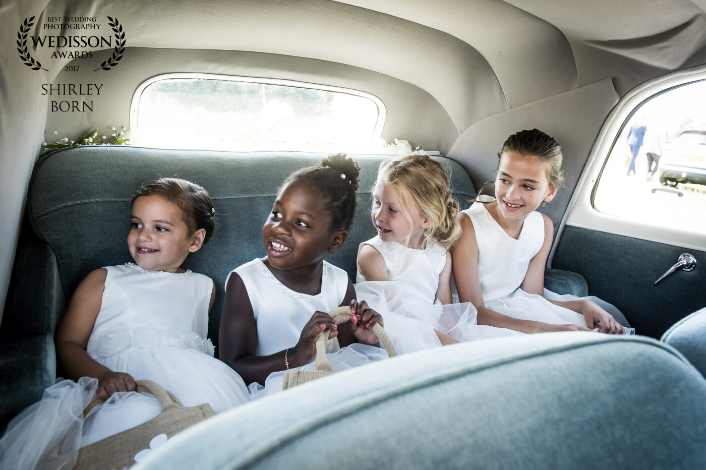 On a very pretty sunny day i took these wedding pictures in Roermond. The bride and groom are getting in the car an the children are waiting for them in the back of the old car.