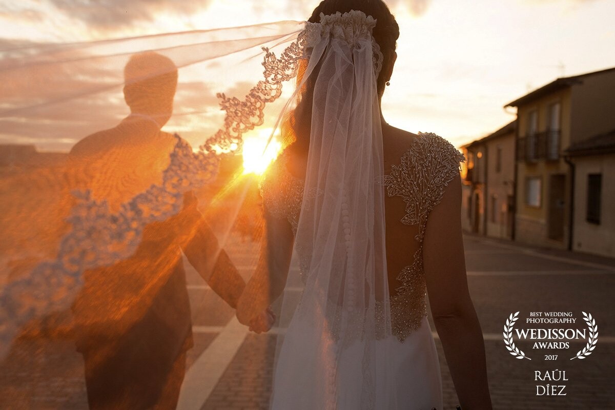 Pablo & Rocio, a lovely couple how got married in Aguilar de Campos, Spain. <br />
this was not far away from the place everything happend, in a beautiful sunset