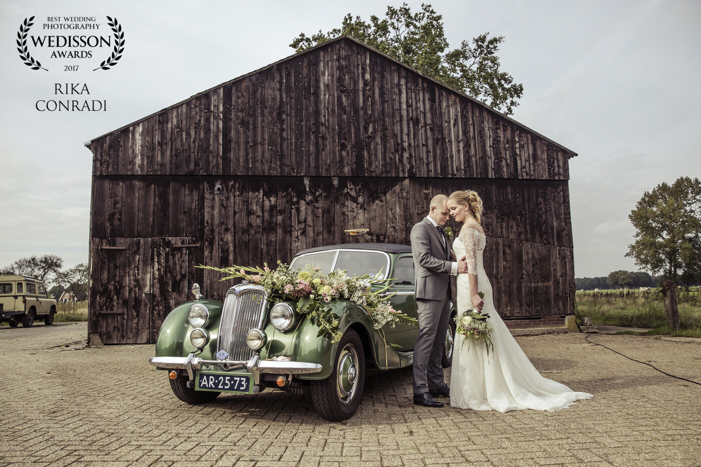 Wedding on a farm was something I always wanted to do. So I was so much in luck with this stunning couple. It was the farm of the mother of the bride and it had so much possibilities! Getting ready, the photoshoot, the ceremony, reception, BBQ and party! And this car! So stunning!