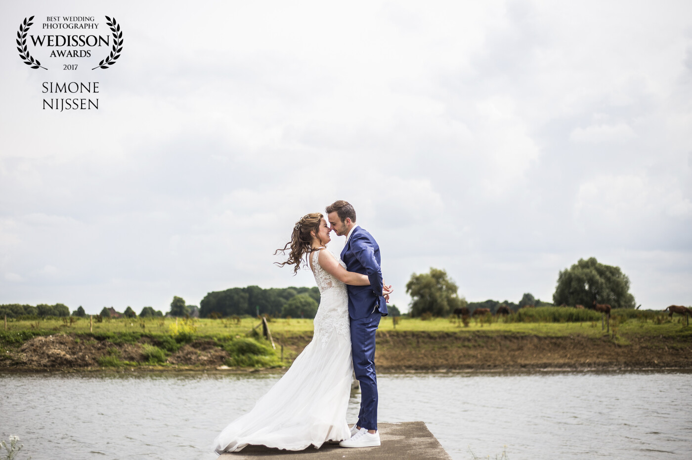 When we were walking alongside the river IJssel in Brummen (Netherlands), i saw this platform which was partly broken above the river. When i asked my bride and groom if they would dare to step on the broken platform they yelled "hell yeah" and they both stepped on it and started cuddeling eachother. Such an awesome moment! 