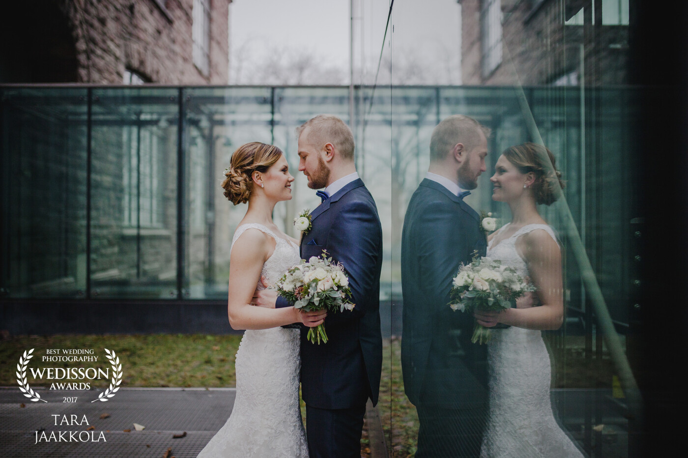On February Eeva and Saura celebrated their wedding at an old voluntary fire brigade's banquet hall. Before the party started we went to take portraits behind an local art museum. The weather was cold and misty but these two love birds didn't complain at all. 