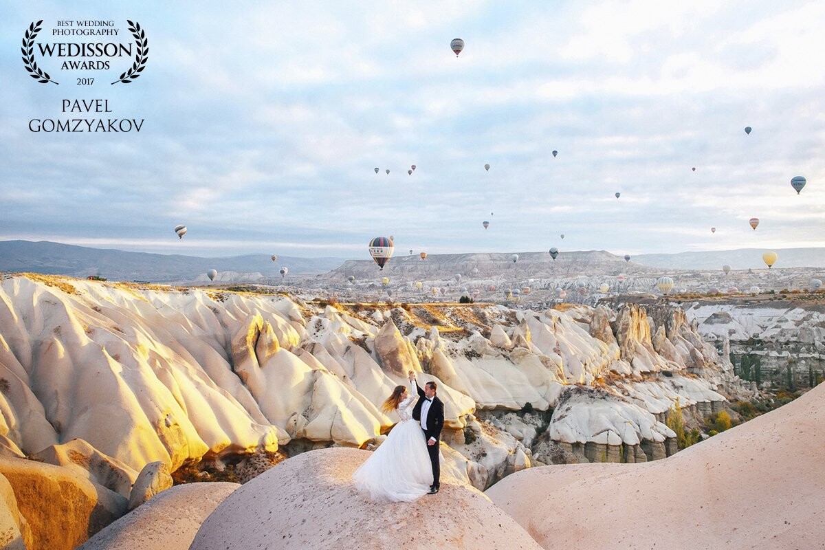 Cappadocia is one of the most romantic places on earth! Vlad and Karina love each other very much. The feelings of the newlyweds are also light, like these hundreds of balloons in the sky above the picturesque valley.