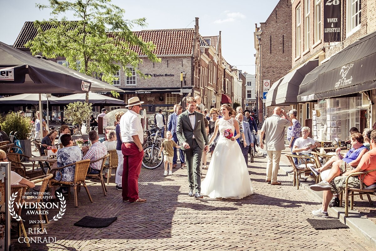 On the most beautiful day this couple walked through the city of Dordrecht to their party venue. They just got out of their boot, which brought them with their guests from one venue to the other. I was so happy that they enjoyed their day (and each other) so much!