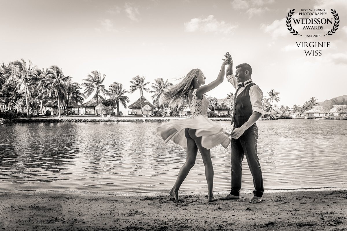 A gorgeous and super glamour Parisian couple during a trash the dress session. Wind was playfull this day and the bride and groom dance very well even on the sand. Just wait the perfect moment...