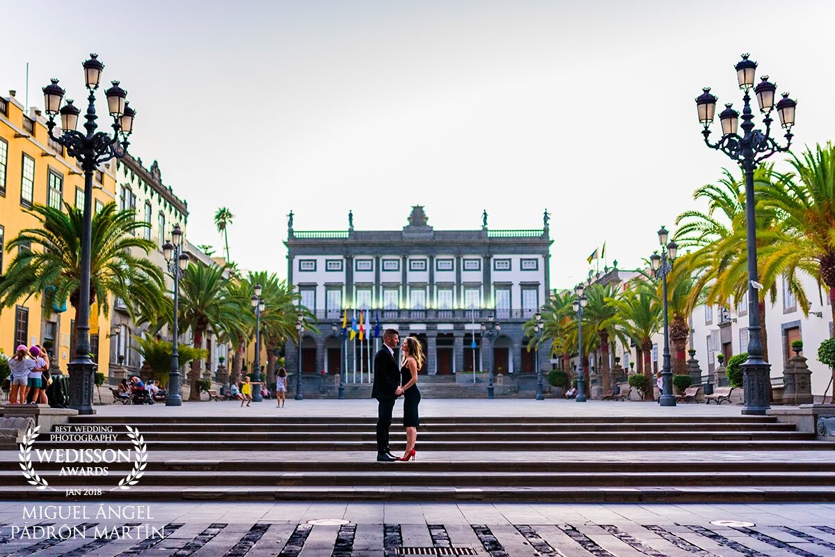 Pino Y David una joven pareja que se prometieron amor eterno,  bajo  el marco incomparable de La Plaza de Santa Ana, en Las Palmas de Gran Canaria. 