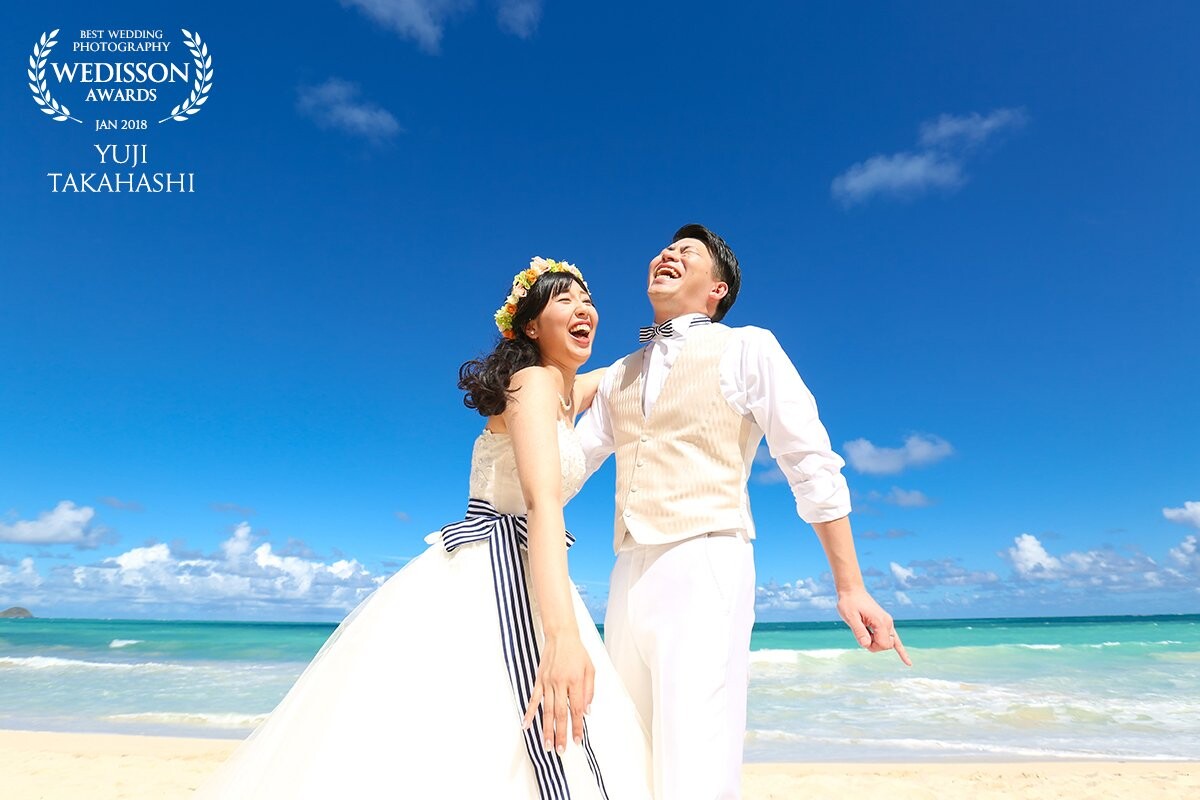 I and couple went to Waimanalo Beach before the ceremony.  Because Yusuke and Nanami are a decent and fun couple,  I tried to push their excitement more strong by asking them to make a silly face and show them each other, and right after yeah! we got the best moment on their wedding day at Oahu, loveliest island in the world.