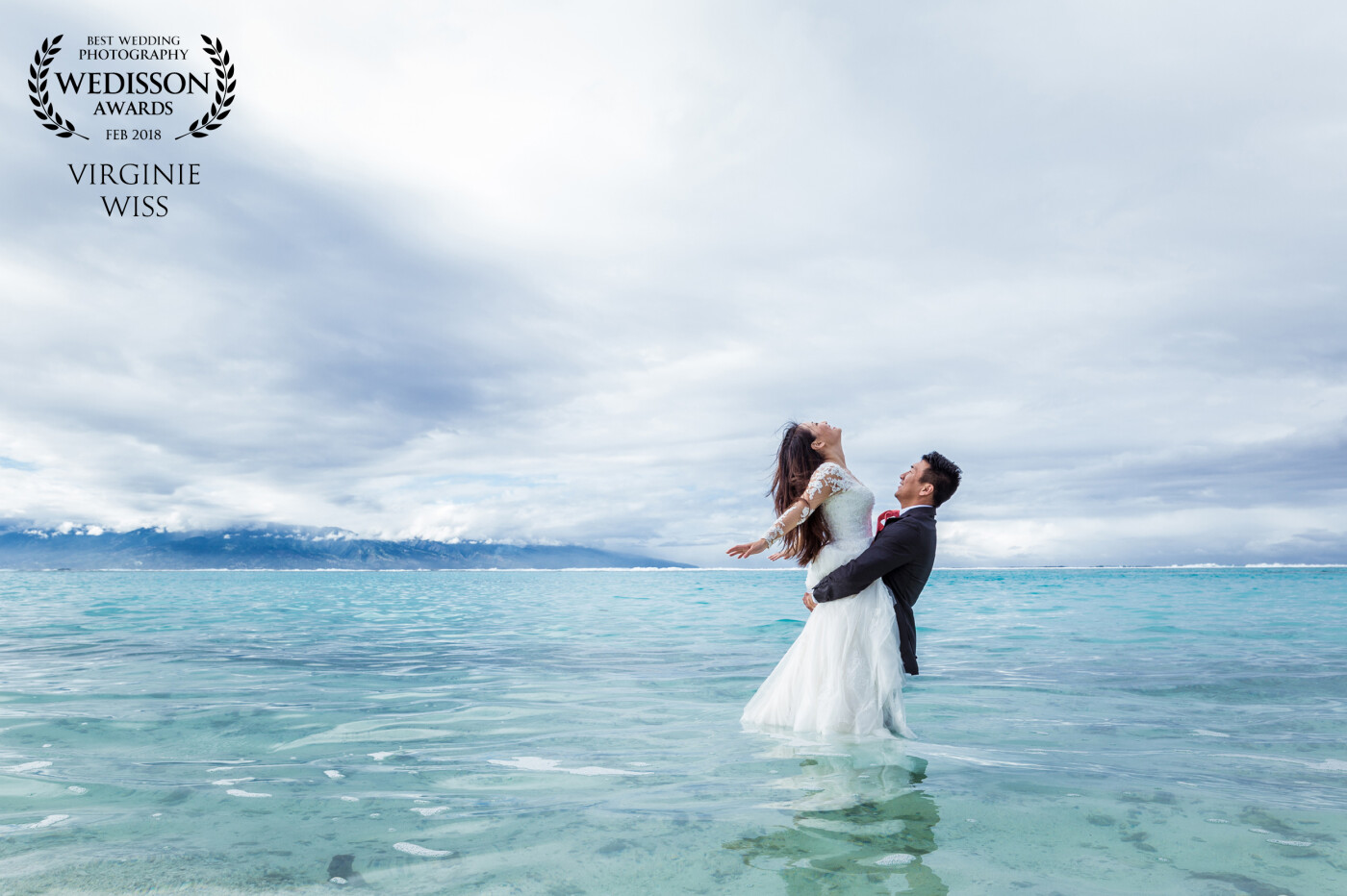 This shoot was made between two showers during rainy season. A memorable trash the dress with incredible colors and gorgeous couple who try the turquoise blue water. 