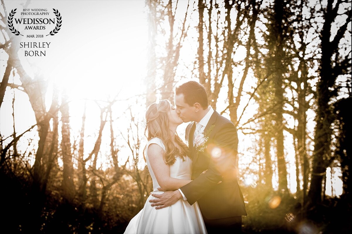 This romantic kiss picture of a lovely couple was made during a winterwedding in February. I absolutely love the light when the sun is this low in the sky.