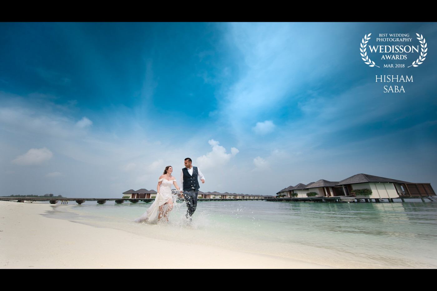 Divers, passionate about the sea, ocean lovers from birth, our Bride&Groom chose the charming Maldives with its crystal clear water to tie the knot.<br />
This spontaneous shot reflects the Love and happiness that was felt on that amazing day
