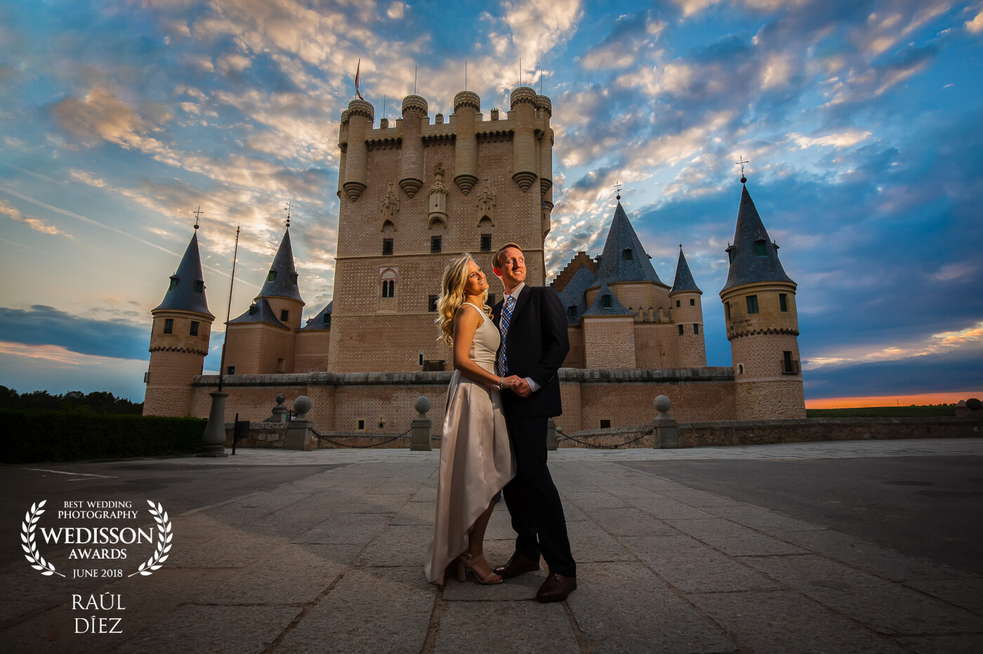 We spend the day with this couple for their engagement shoot in Segovia (Spain).  Lindsay and Nathan  are from the United States and are in love with Spanish culture. The "Alcazar de Segovia" and the sunset was a perfect place to get this photo to remember.