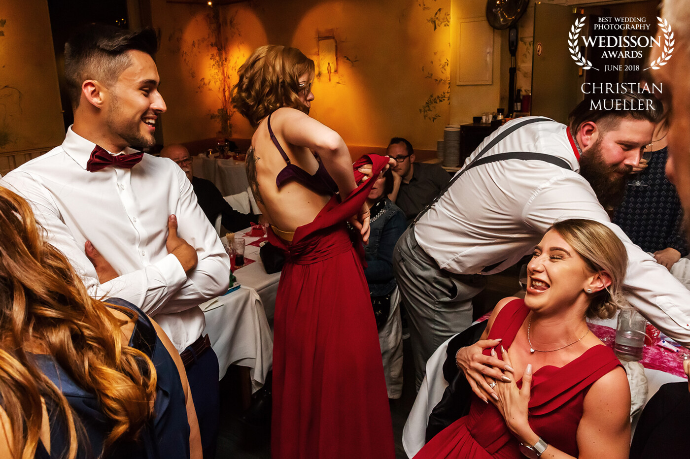 It was a great and funny wedding celebration of Alessia and Oliver. In this scene the amazing guests played the game "Musical Chairs" in a variation and had the job to get a bra. I hurried to get the shot of this great moment.