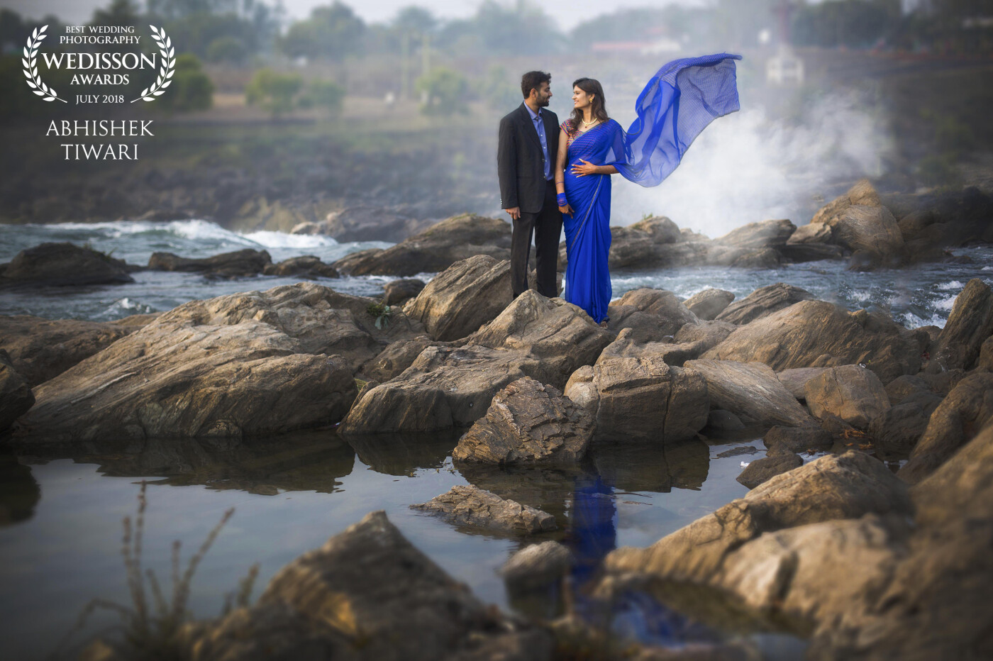 Simplicity at its best at the mesmerizing falls at Bhedaghat. It seemed like a perfect set-up at the gushing stream and a simple blue saree worn by Arushi. Sometimes it works the best when you don't have a plan & you 'go with the flow' in this image literally so!