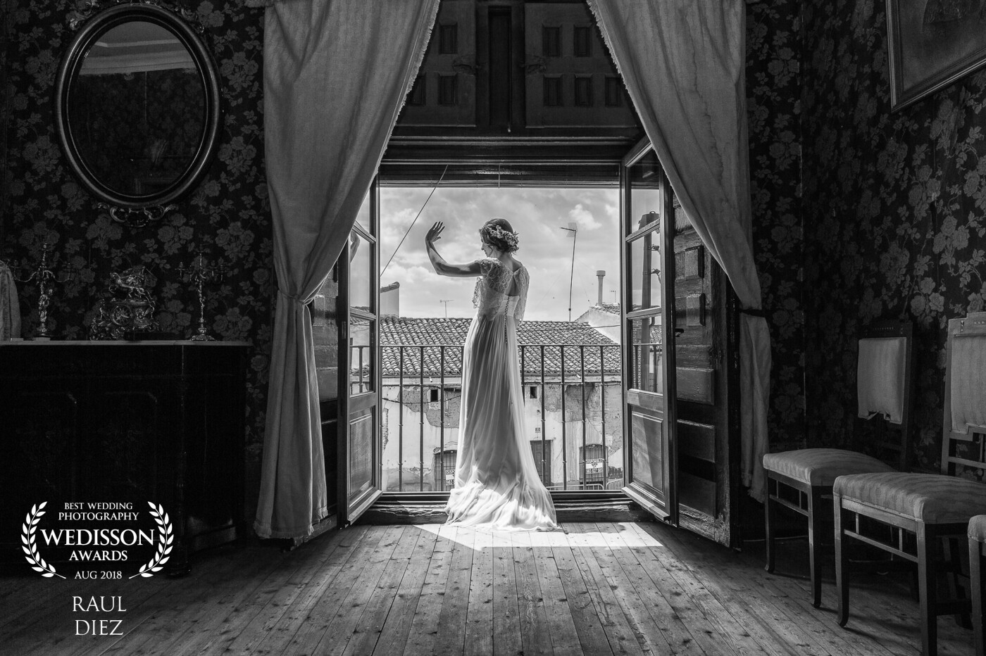 This photo takes us to another time, a house with more than 2 centuries located in the wine-growing area of ​​Rueda. spontaneous moment of the bride already ready and greeting friends from the balcony