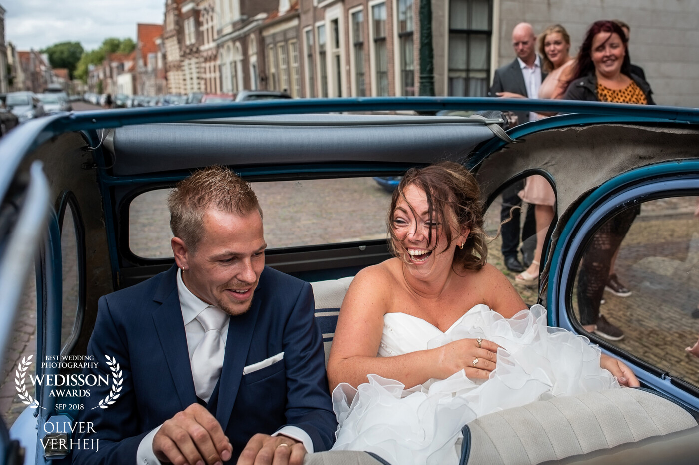This lovely couple, Patty and Diëgo, got married on an augustday full of love. After the ceremony they got into this characteristic topless deux-chevaux. This created a perfect photomoment wich makes for a beautiful memory.