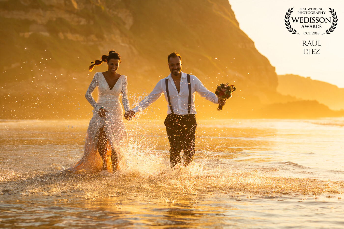 This photograph was taken at sunset in a postwedding in Suances (Cantabria) in northern Spain. I wanted to do a natural shooting and I told them to run on the water to look for the drops and the movement