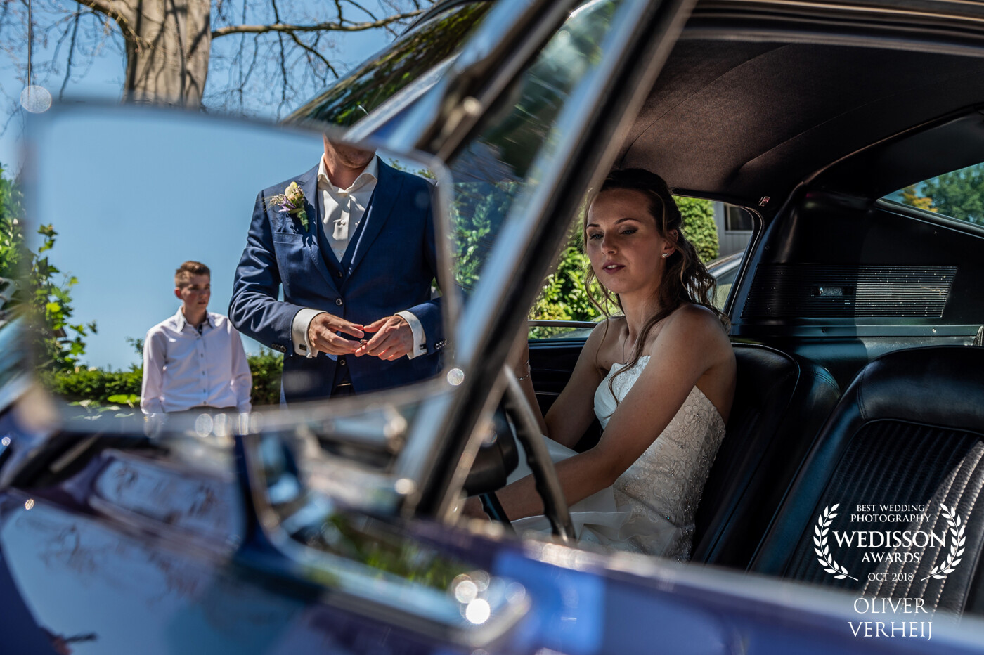 Right after the first look we went to a nice location for the photoshooting. The groom arranged an awesome classic Ford Mustang. I captured this great moment in a split second when leaving the brides house. 