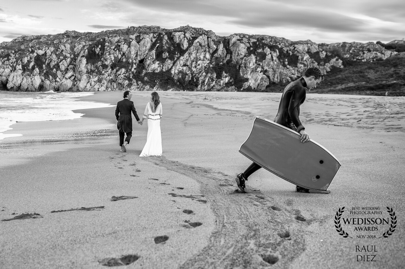 During the post-wedding of an amazing couple on a beach of surfers in the north of Spain. The beach is called Playa de Usgo in Cantabria, a place with lots of charm.