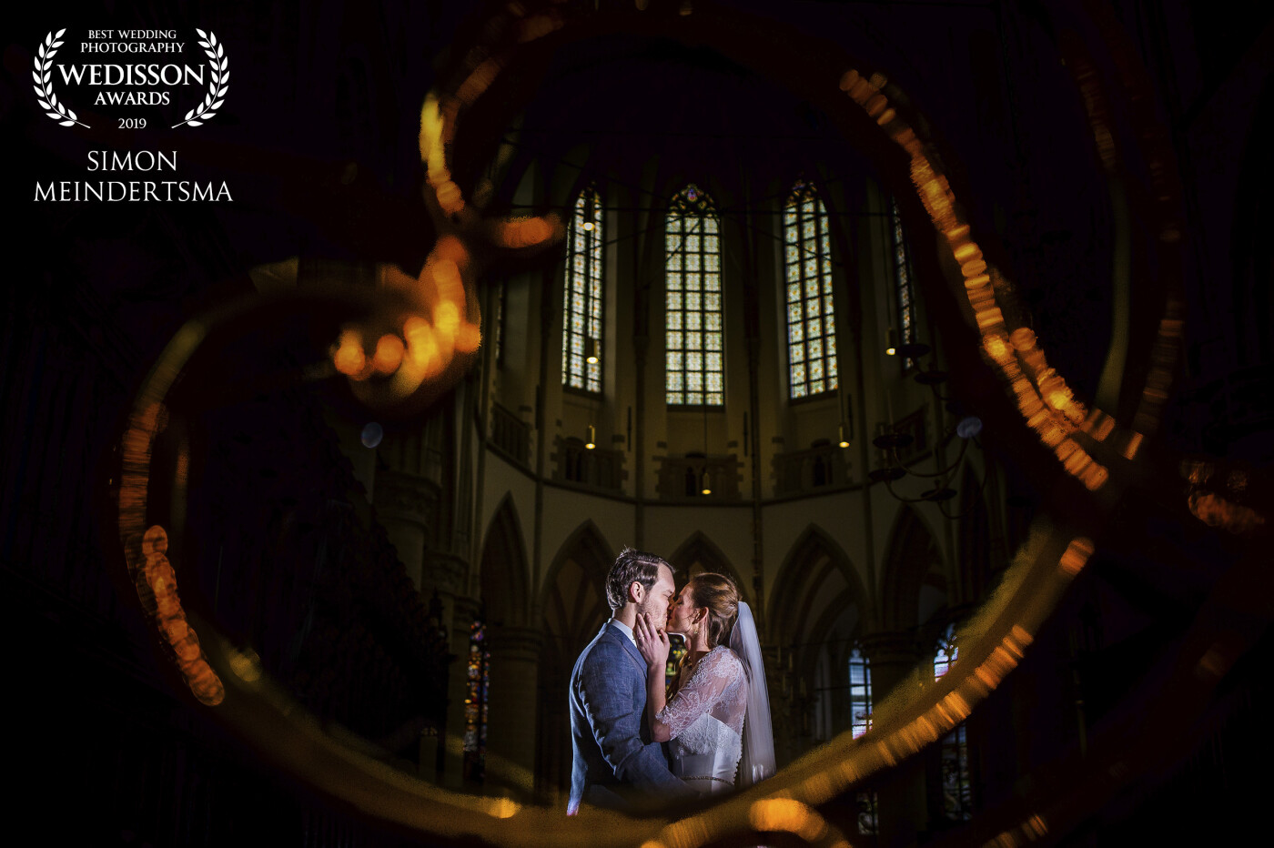Amazing how you can use a gate in a cathedral as the looks of a heart with some ambient lighting. Add two off camera flashes plus this couple.. And halleluja will sound through this church ;)