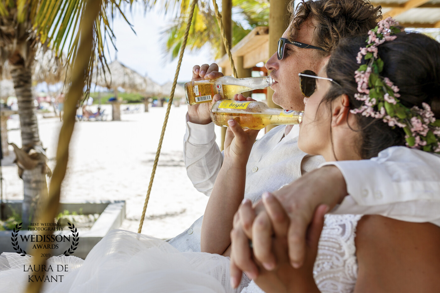After the photoshoot, it was time for a cold beer on the beach of Aruba! <br />
This lovely couple is real beach people so this was a perfect spot to take pictures.