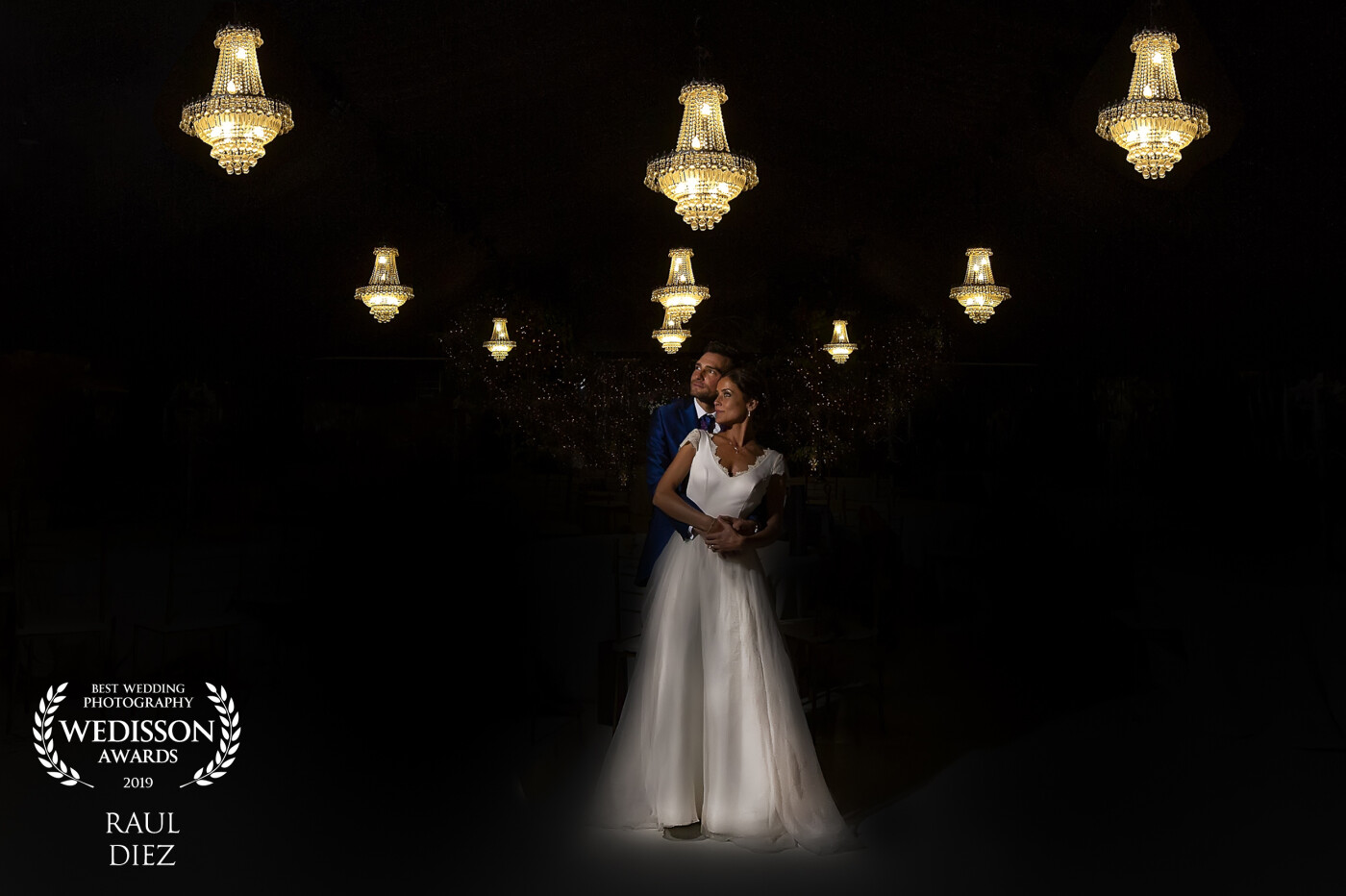 When I entered this room and saw those lamps, I quickly visualized this picture in my mind. Just a few minutes before the first dance I told the couple what I wanted to do. They told me that yes and  then i shoot this beautiful photo.