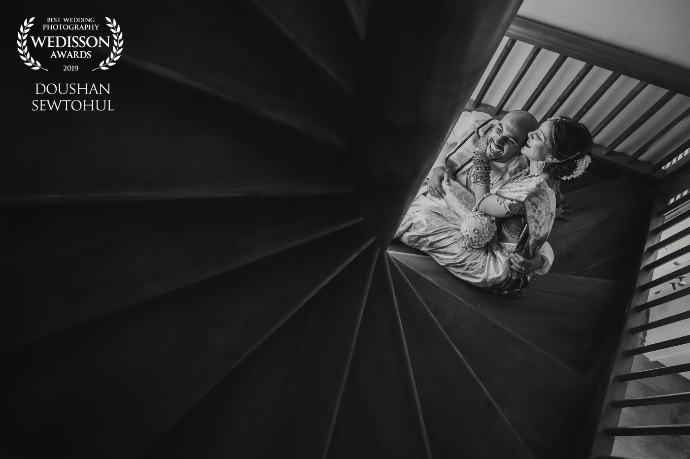 It was an empty palace. While walking around I came across this stair with beautiful lines and perspectives. I did not want the couple to focus on the camera. I wanted them to be together enjoying a casual chat moment. Yovan & Anouchka nailed it perfectly.