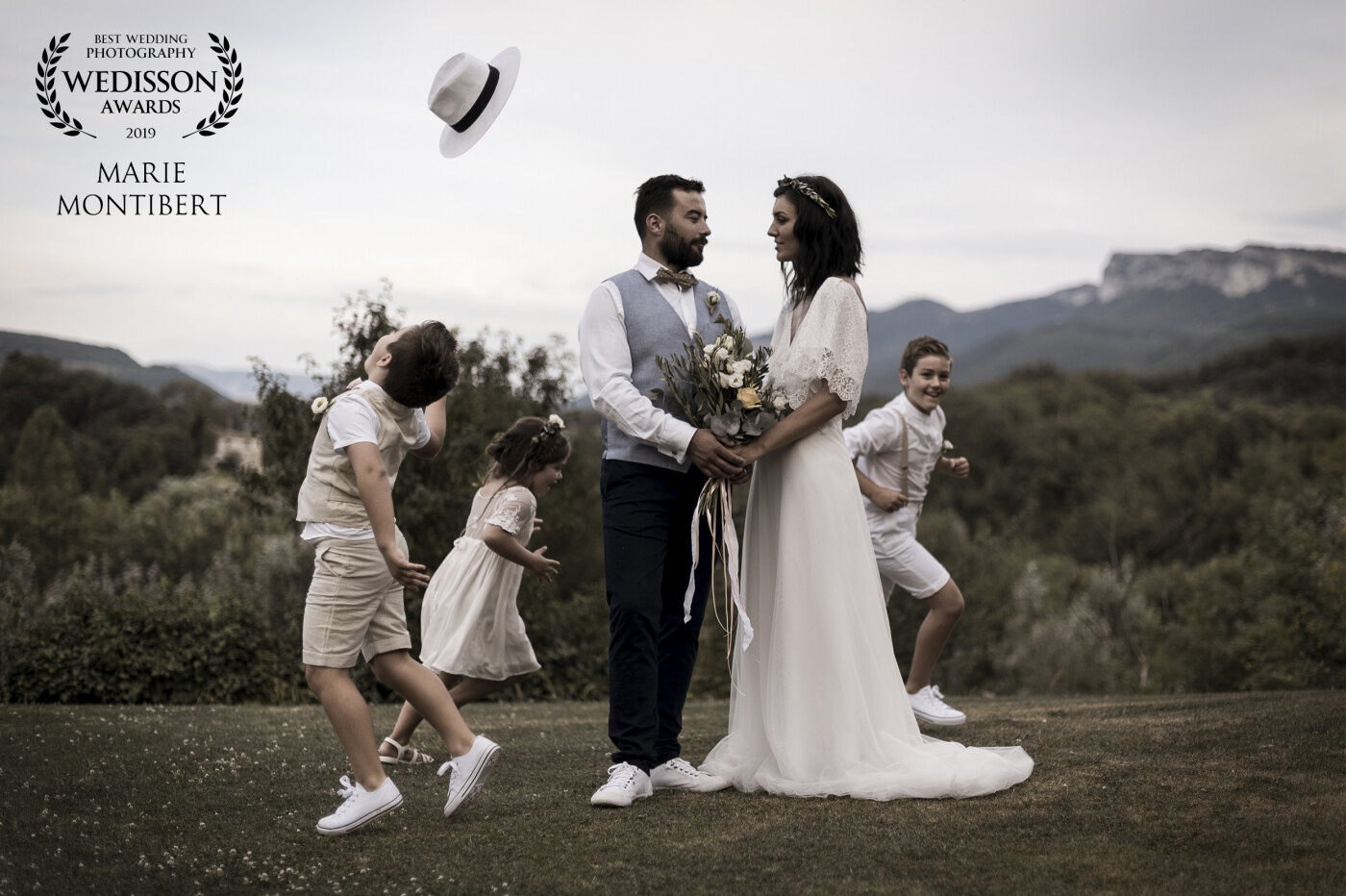 Meet Severine & Gregory ' family during their wedding. A sharefull and beloved moment after the ceremony for those kids! What a lovely family portrait, isn't it?