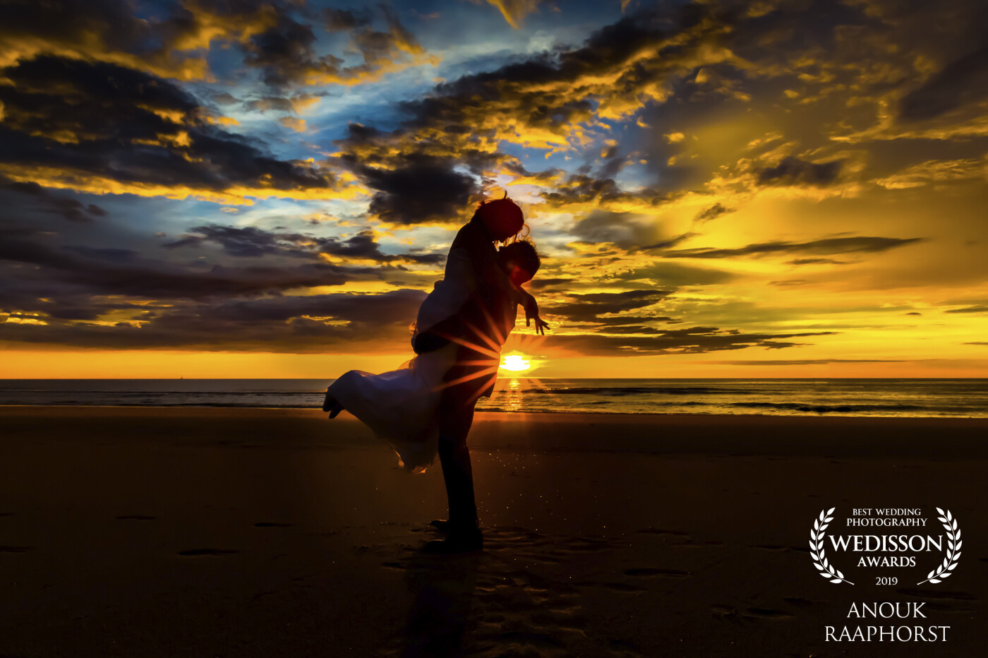 When is the second best moment to shoot love after the golden hour...? Yes, a stunning sundowner. 