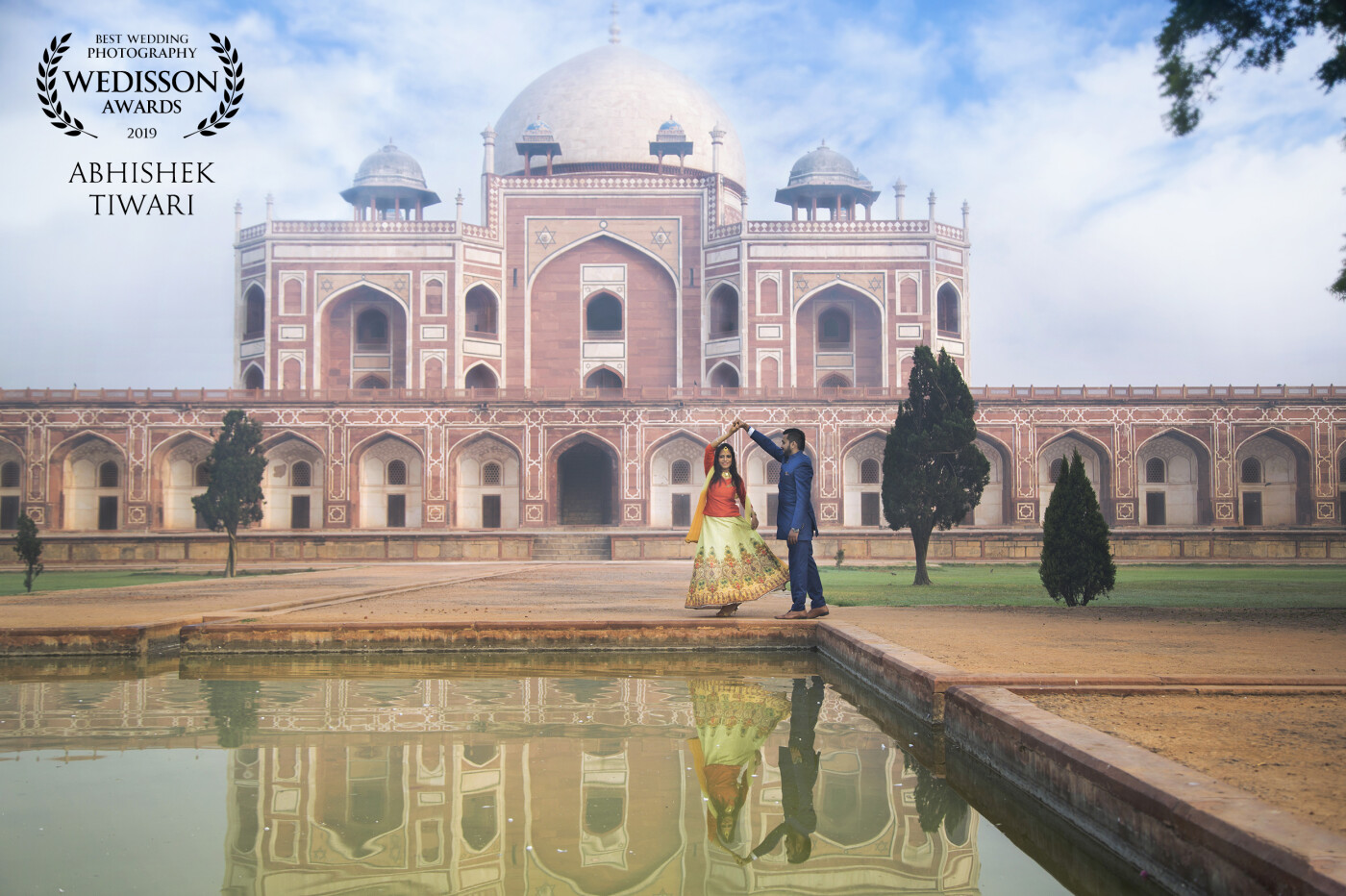 Every love story deserves to be captured with beautiful, dreamy and romantic pictures, and what could be more magical than this beautiful tomb of historical city - Delhi!