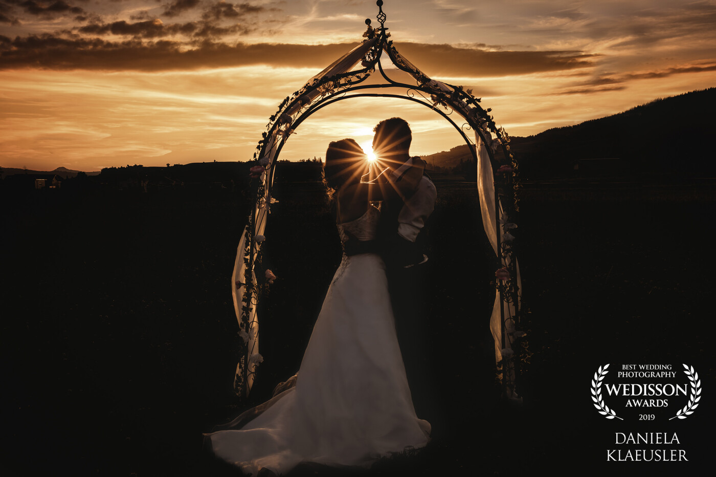 „Someday you will find the one who will watch every sunrise with you until the sunset of your life.“<br />
<br />
This amazing sunset tells everything about that wonderful wedding day from the beginning to the end full with love and joy! 