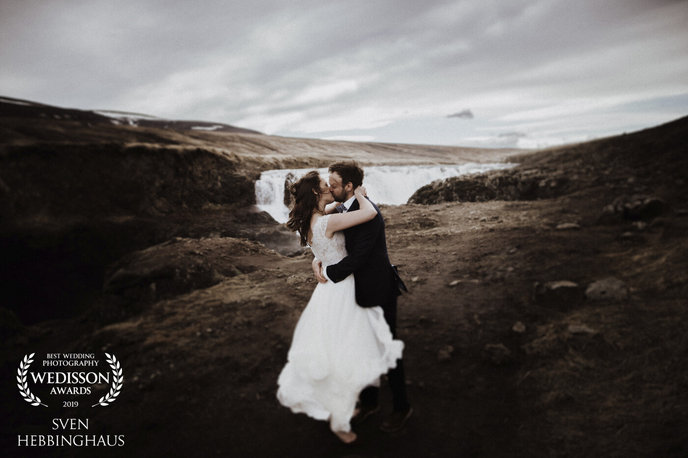 Stormy weather. A beautiful couple and a waterfall in Iceland. That is all I need for a great shot with this bridal couple. The day was perfect and these two lovers inspired me so much!