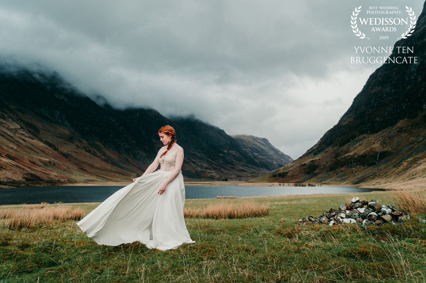 On a cold and windy day in March, we traveled through the Scottish Highlands to shoot wedding photos at ‘the three sisters’<br />
The rain was pouring down every now and then, so we had to hide in the car quite a few times. <br />
But when the sun is finally coming, miracles happen...