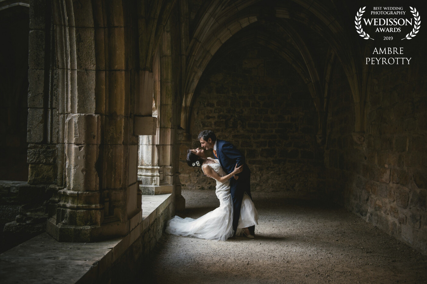 Emilie and Gregory organized their wedding in South West France, and it was all kinds of amazing. The places there are absolutely stunning and I was so happy when I found this pocket of light in this old priory!