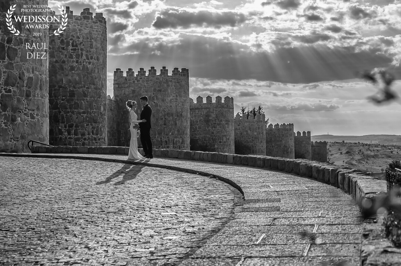 Maria and Geoff came from Canada to celebrate their wedding in Avila (Spain). This photo was taken during the photoshoot after the ceremony. Ävila and its medieval wall is a wonderful setting