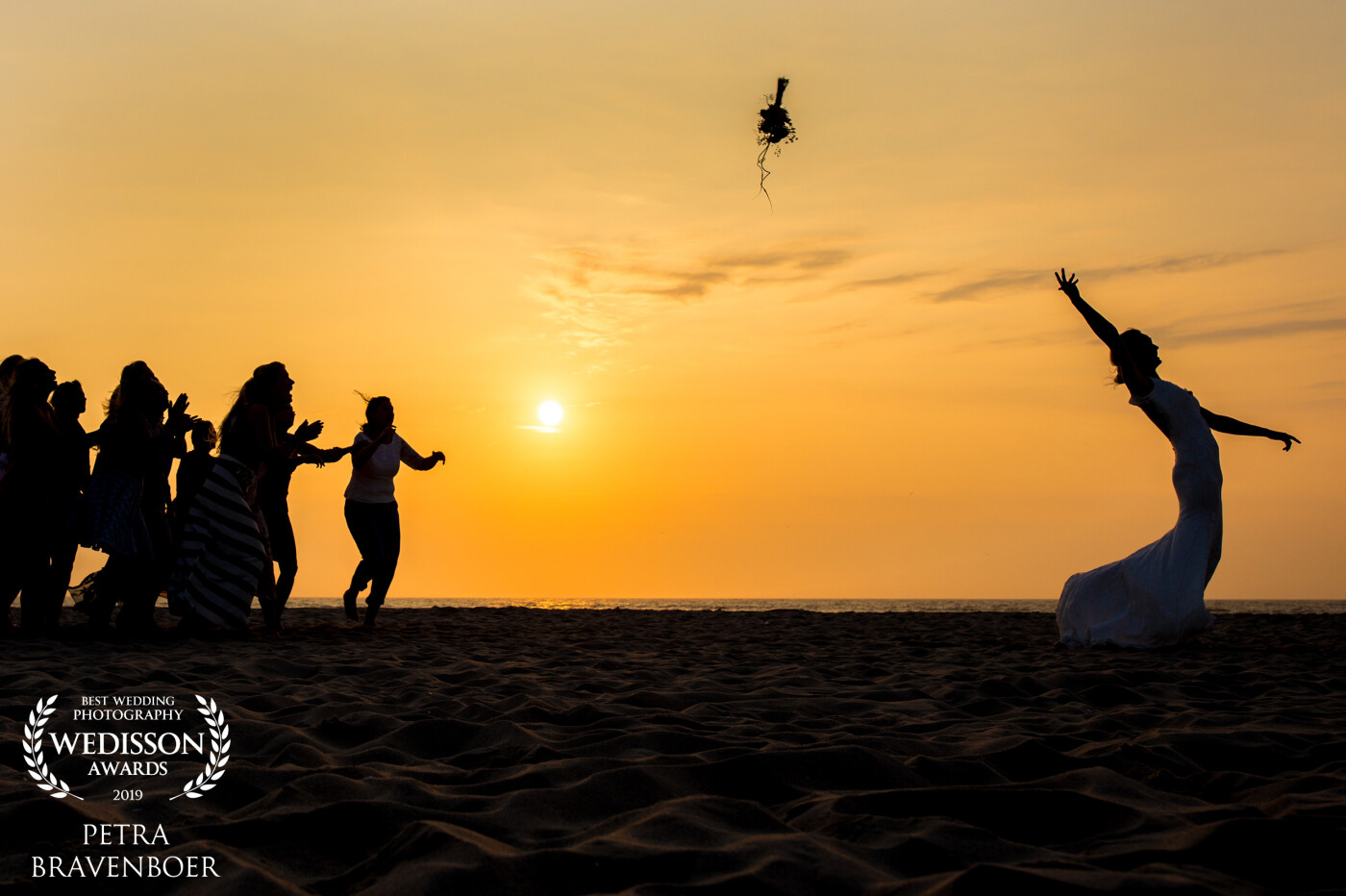 At the end of this june-wedding the bride and her friends went to the beach to throw the bouquet at sunset. <br />
A real beach wedding ♥ <br />
