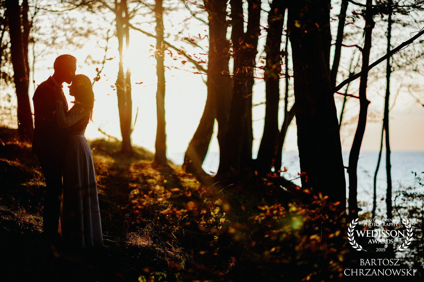 It was a beautiful sunset over the Baltic Sea. We still had a long way to the beach to cross the forest. I wanted to take advantage of the fact that the rays of the sun broke through the treetops. The couple took care of each other for a moment and it is - a beautiful photo.<br />
