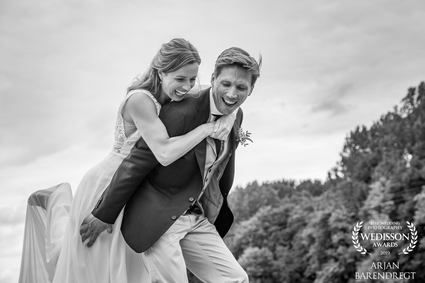 This picture was made during a great wedding weekend in France.<br />
This lovely wedding couple took us to a water lock where we enjoyed the beautiful surrounding and where we had fun during the shoot. 