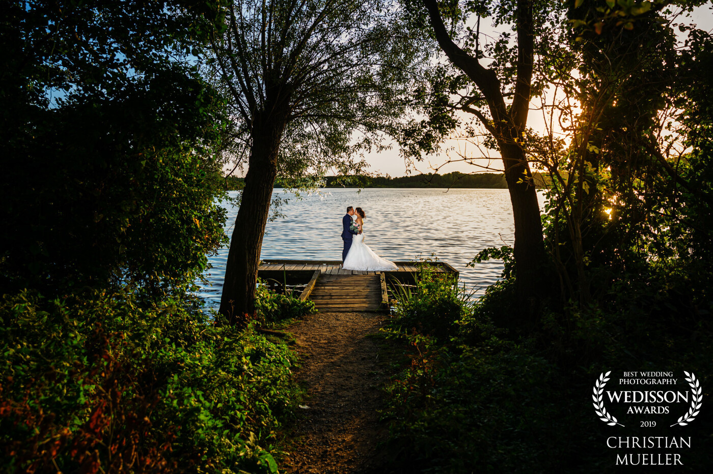 A few years ago I was looking for a location with a footbridge on a lake and had found this one by a Google search. Now I finally had the opportunity to take pictures on this location with this cute Vietnamese couple. With an unleashed flash, I had brightened the couple against the sunset