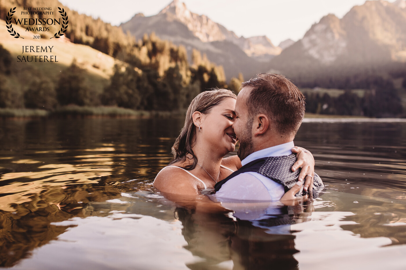 After their wedding, the newlyweds contacted me because they wanted to do a special Day After session. I suggested this beautiful lake surrounded by mountains. This beautiful place is in Switzerland. We were able to enjoy the beautiful sunlight to make some pictures in the lake after they jumped from the pontoon.