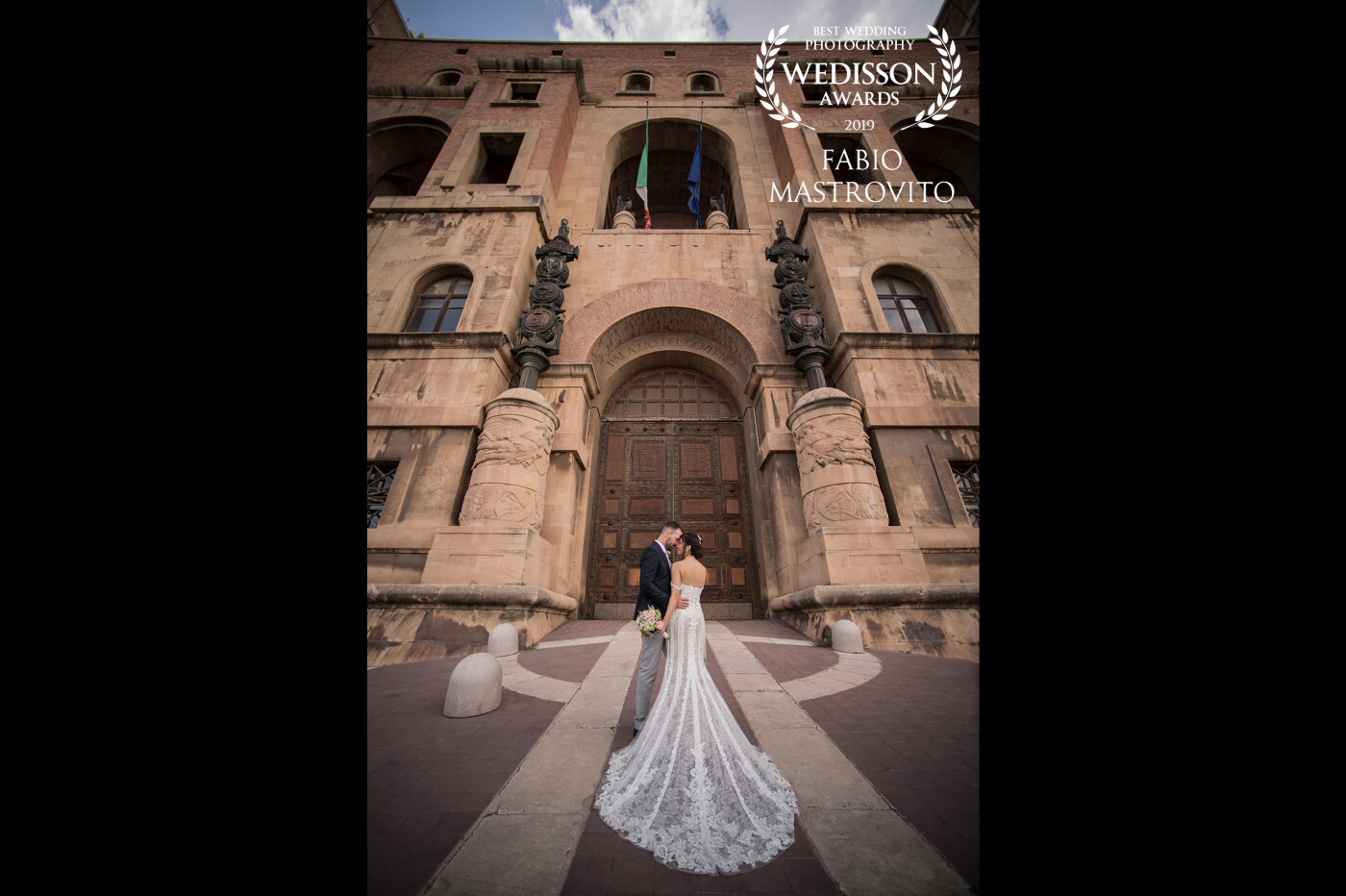 In the splendid setting of an ancient palace built during the Second World War.<br />
Symmetry and natural colors of a shot taken with a 14mm fixed lens. Give the viewer the grandeur of marriage.
