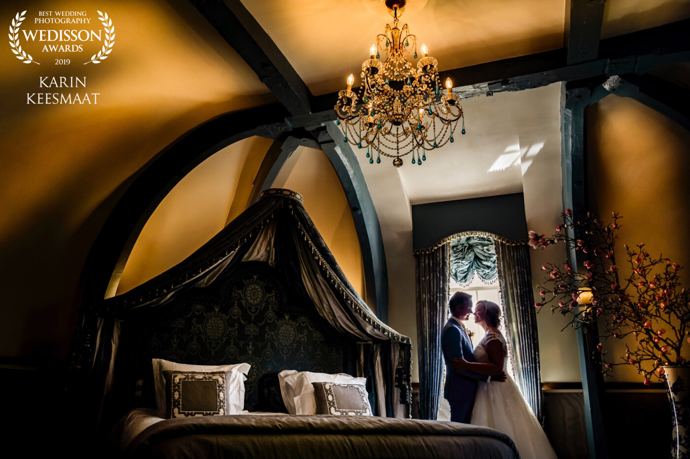 This lovely couple wed in a gorgeous environment of a Dutch castle. They spend the night in this nice bridal room where we could take this nice picture. 