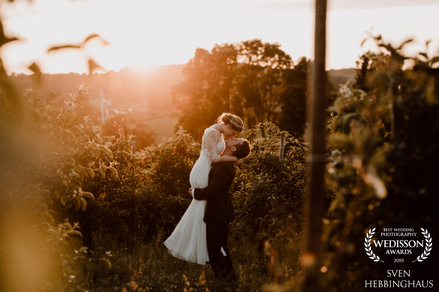 A wonderful wedding in Belgium. For the bridal pair shoot, we drove to the adjacent area which was full of apple trees. The sunset was fantastic and the moment unique. Thanks to my couples for all these beautiful moments.
