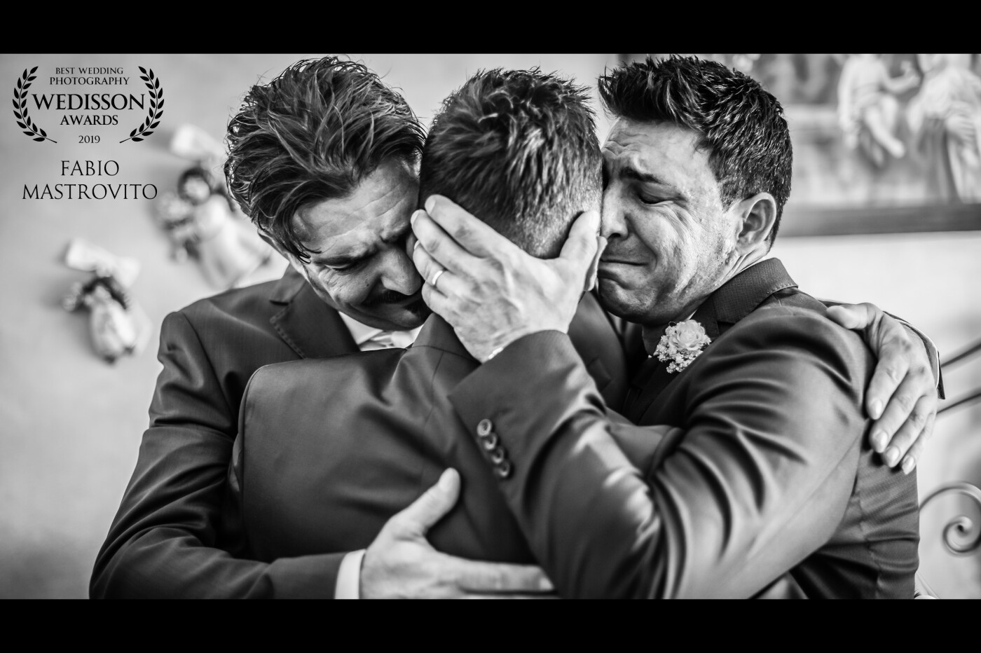 Evincere attraverso uno scatto l'emozione. Nella foto sono immortalati tre fratelli che scoppiano in un abbraccio. Un momento unico ed irripetibile.