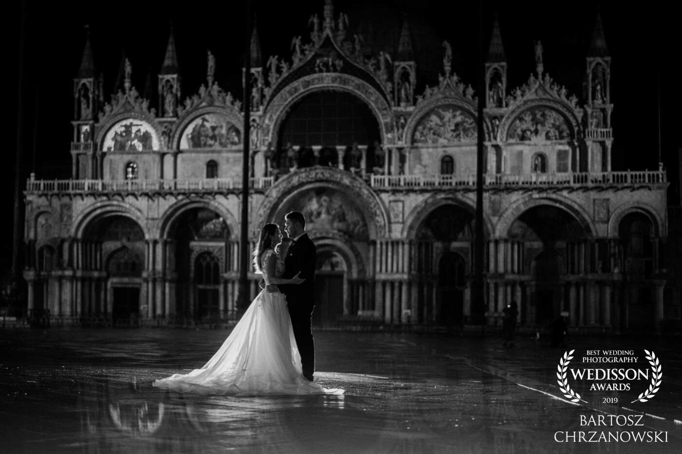 Because Venice is a city that lives non-stop, we decided to go for photos at night. There were very few tourists and we had the time and the opportunity to experiment with additional lighting. Two days later, a wave of water flooded Venice. We were lucky.<br />
